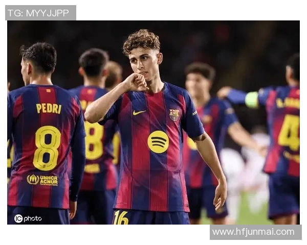 巴萨友谊赛大胜巴黎圣日耳曼帽子戏法引发全场狂欢分析